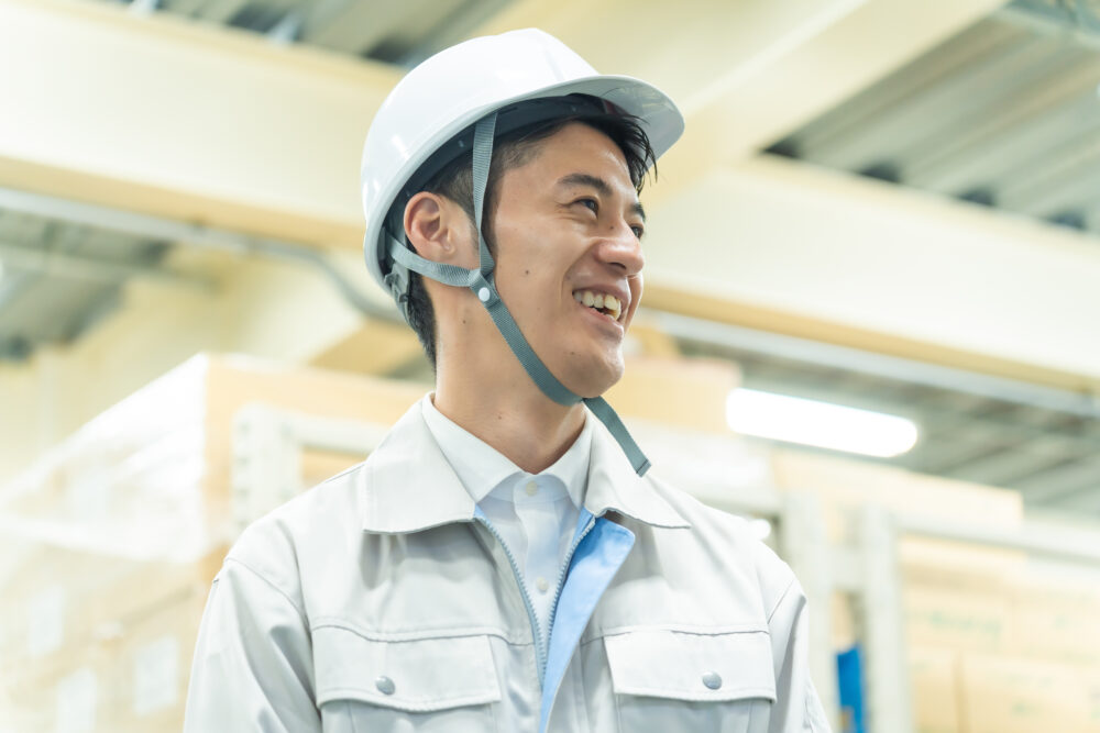 ヘルメットと作業着を着た日本人男女